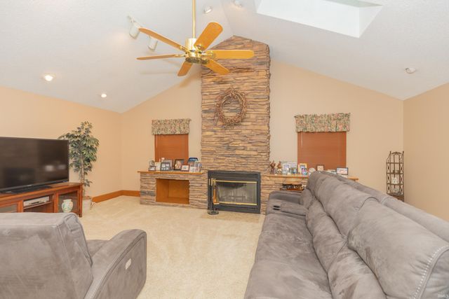 615 Crestmont Drive, Evansville, IN 47712