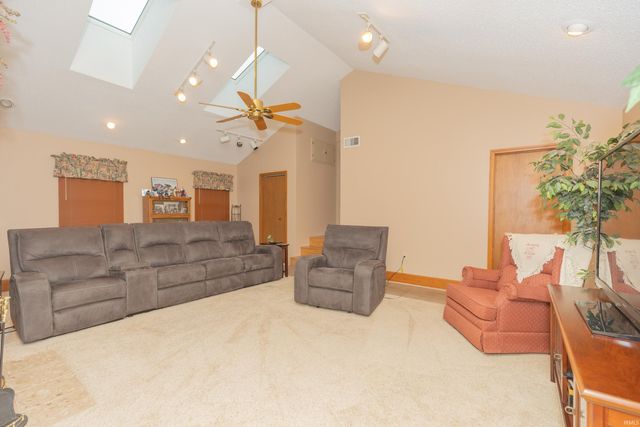 615 Crestmont Drive, Evansville, IN 47712
