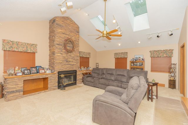 615 Crestmont Drive, Evansville, IN 47712