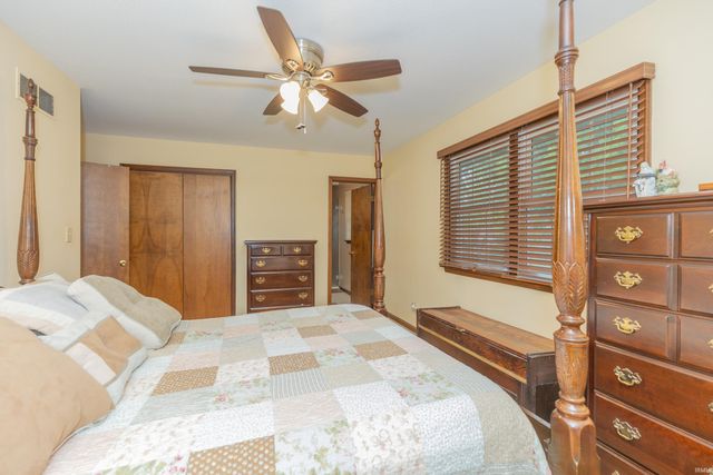 615 Crestmont Drive, Evansville, IN 47712