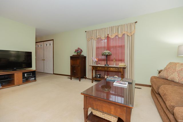 615 Crestmont Drive, Evansville, IN 47712