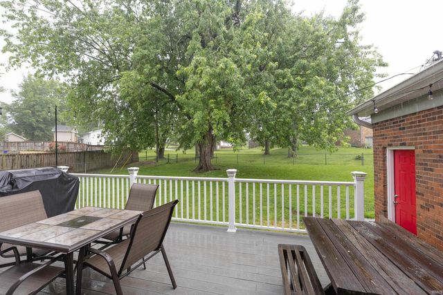 615 Crestmont Drive, Evansville, IN 47712