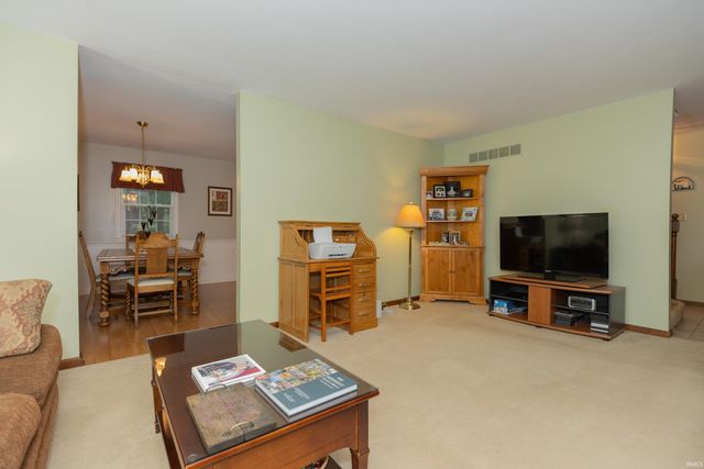 615 Crestmont Drive, Evansville, IN 47712