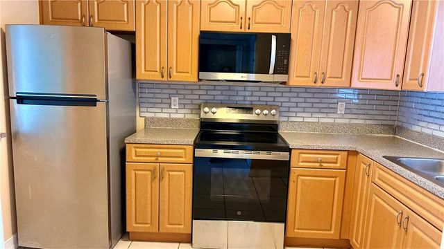 2830 SOMERSET PARK DRIVE 202, Tampa, FL 33613