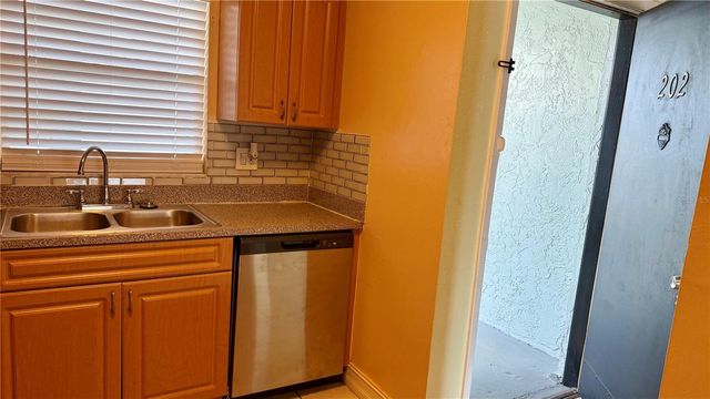 2830 SOMERSET PARK DRIVE 202, Tampa, FL 33613