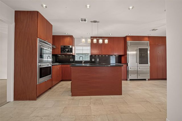 5232 Piping Rock Ln Lane, Houston, TX 77056