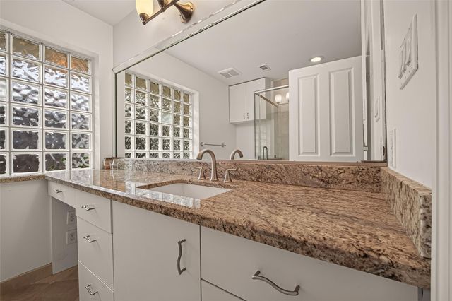 5232 Piping Rock Ln Lane, Houston, TX 77056