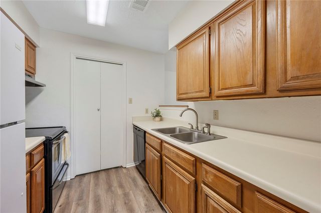 2100 Windsor 28, Bryan, TX 77802