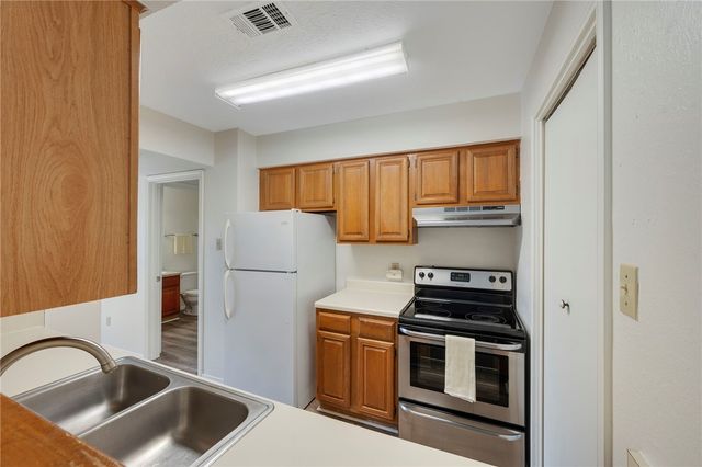 2100 Windsor 28, Bryan, TX 77802