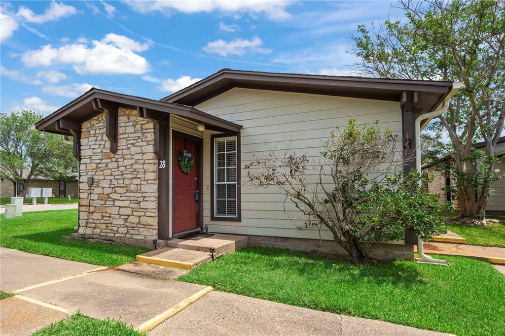 2100 Windsor 28, Bryan, TX 77802
