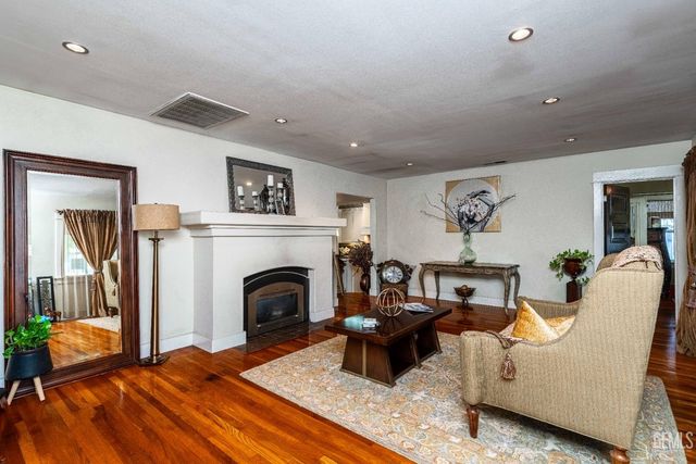 160 Oleander Avenue, Bakersfield, CA 93304