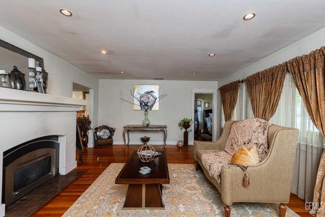 160 Oleander Avenue, Bakersfield, CA 93304