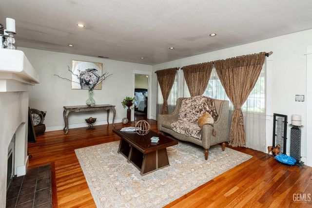 160 Oleander Avenue, Bakersfield, CA 93304