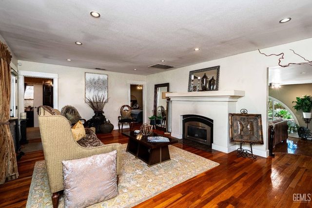 160 Oleander Avenue, Bakersfield, CA 93304