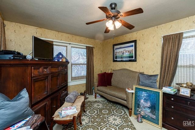 160 Oleander Avenue, Bakersfield, CA 93304