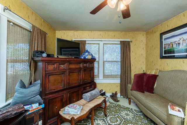 160 Oleander Avenue, Bakersfield, CA 93304