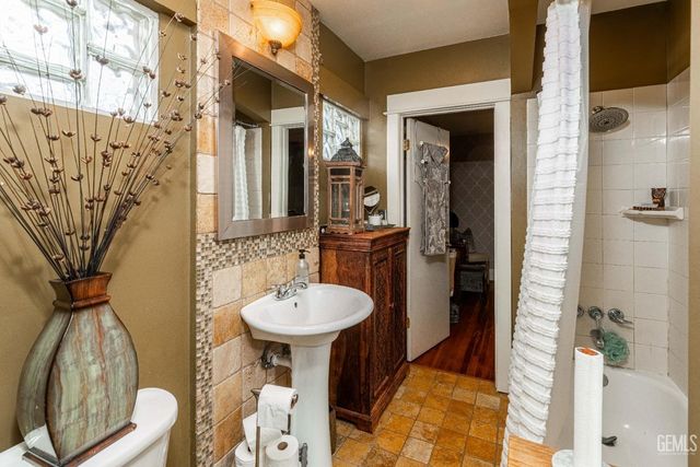 160 Oleander Avenue, Bakersfield, CA 93304