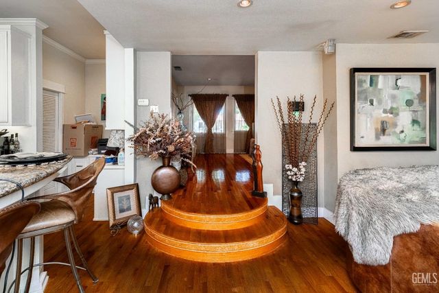 160 Oleander Avenue, Bakersfield, CA 93304