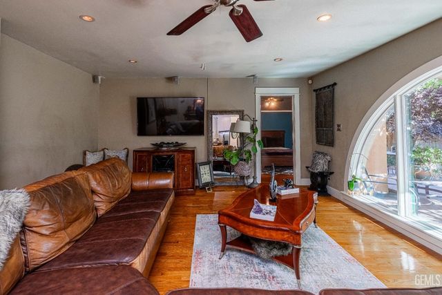 160 Oleander Avenue, Bakersfield, CA 93304