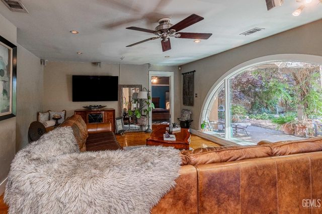 160 Oleander Avenue, Bakersfield, CA 93304