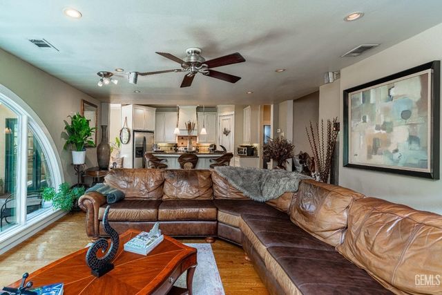 160 Oleander Avenue, Bakersfield, CA 93304