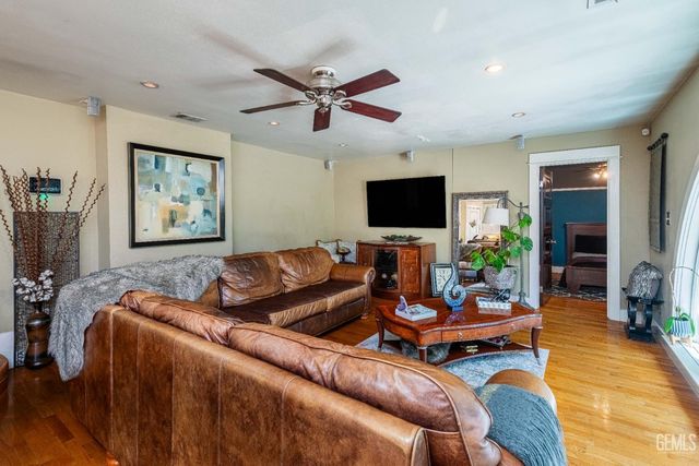 160 Oleander Avenue, Bakersfield, CA 93304