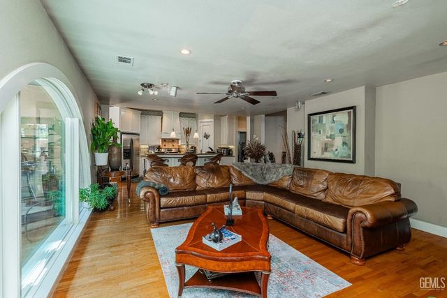 160 Oleander Avenue, Bakersfield, CA 93304