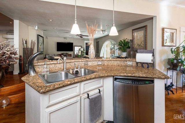 160 Oleander Avenue, Bakersfield, CA 93304