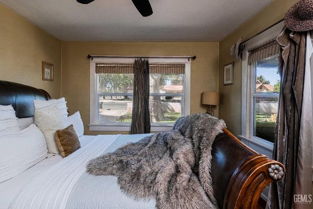 160 Oleander Avenue, Bakersfield, CA 93304