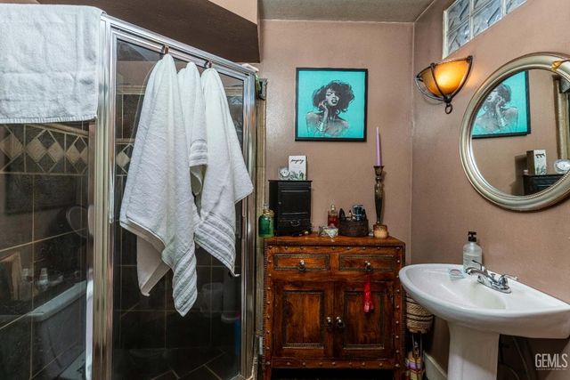 160 Oleander Avenue, Bakersfield, CA 93304