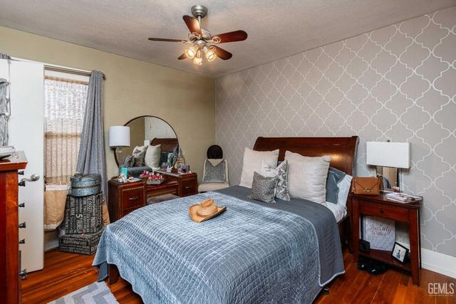 160 Oleander Avenue, Bakersfield, CA 93304