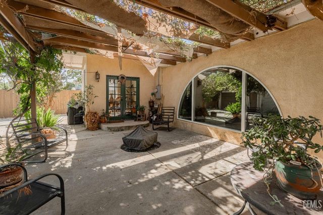 160 Oleander Avenue, Bakersfield, CA 93304