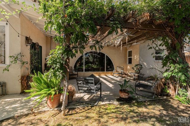 160 Oleander Avenue, Bakersfield, CA 93304