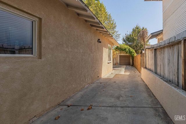 160 Oleander Avenue, Bakersfield, CA 93304