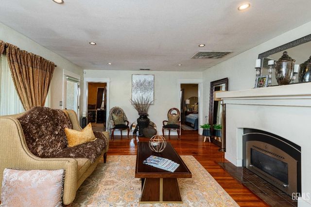 160 Oleander Avenue, Bakersfield, CA 93304