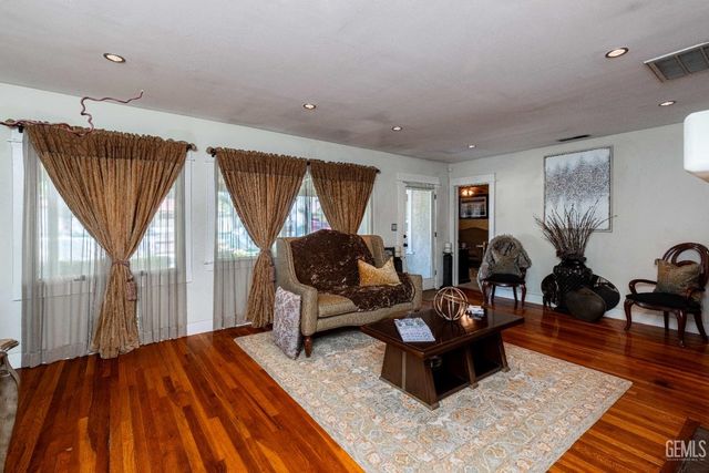 160 Oleander Avenue, Bakersfield, CA 93304