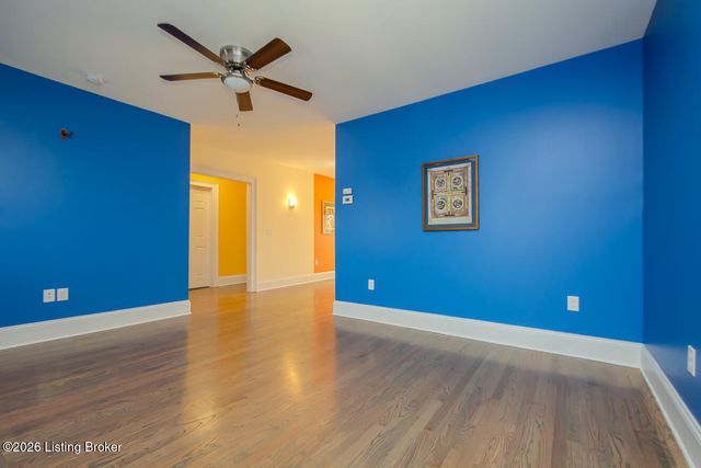 2126 Village Dr APT 12, Louisville, KY 40205