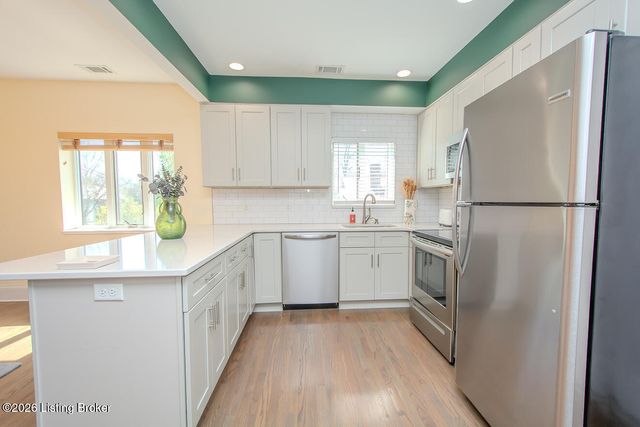 2126 Village Dr APT 12, Louisville, KY 40205