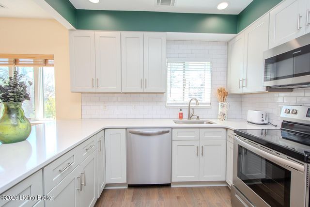 2126 Village Dr APT 12, Louisville, KY 40205