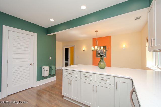 2126 Village Dr APT 12, Louisville, KY 40205