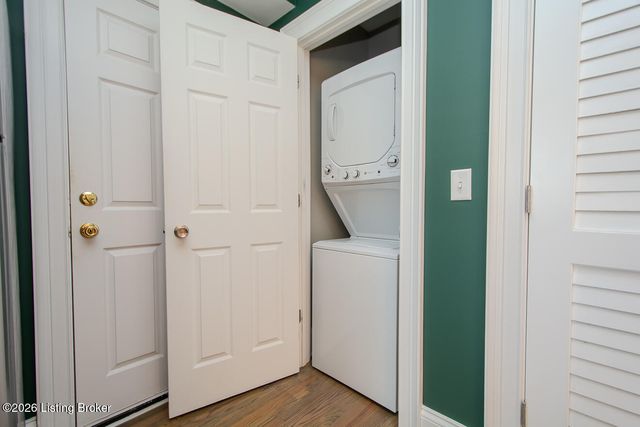 2126 Village Dr APT 12, Louisville, KY 40205