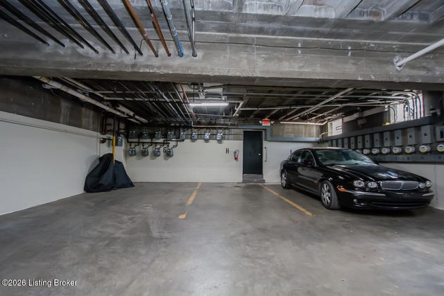 2126 Village Dr APT 12, Louisville, KY 40205