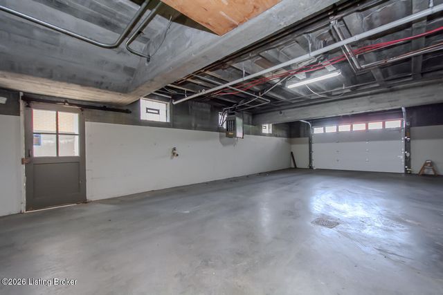 2126 Village Dr APT 12, Louisville, KY 40205