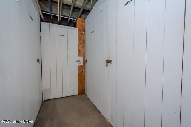 2126 Village Dr APT 12, Louisville, KY 40205