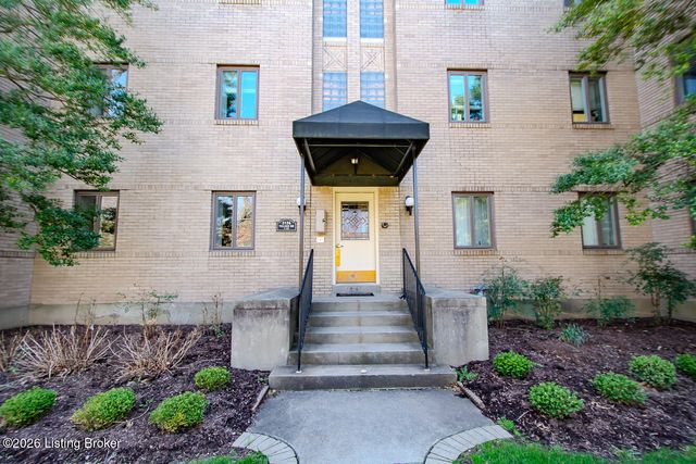 2126 Village Dr APT 12, Louisville, KY 40205