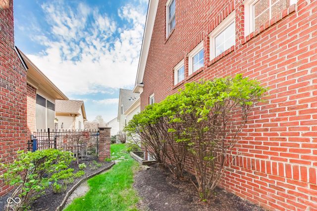 12621 Treaty Line Street, Carmel, IN 46032
