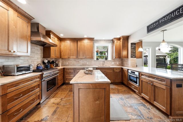 178 New Hampshire Avenue, Massapequa, NY 11758