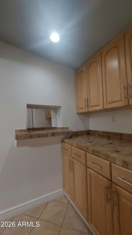 2448 W FREEWAY Lane, Phoenix, AZ 85021