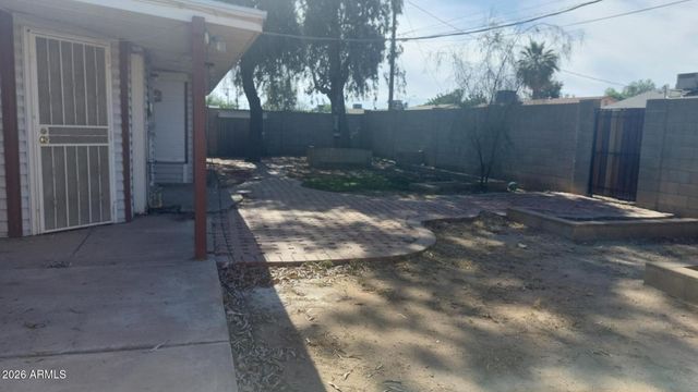 2448 W FREEWAY Lane, Phoenix, AZ 85021