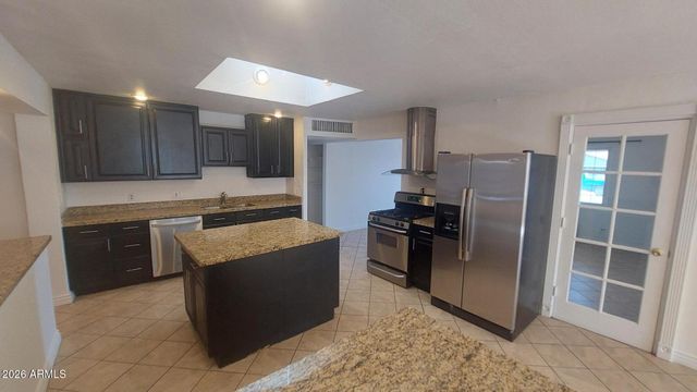 2448 W FREEWAY Lane, Phoenix, AZ 85021